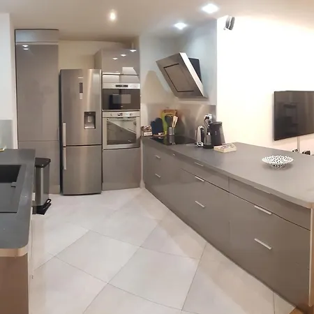 Moderne A 2 Pas De La By Weekome *